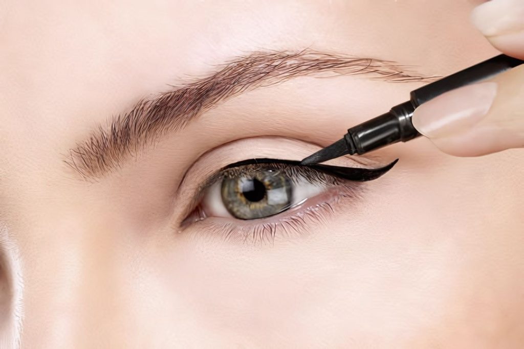 How to Put On Eyeliner