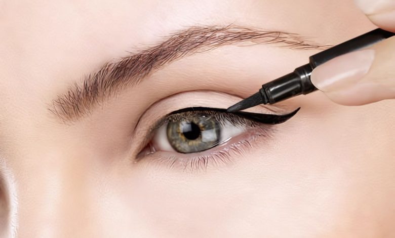 How to Put On Eyeliner