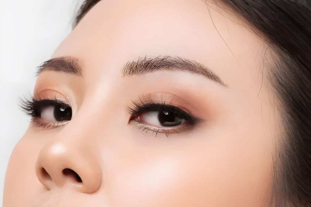 The Dual Faces of Lash Extensions: Advantages & Disadvantages Unveiled