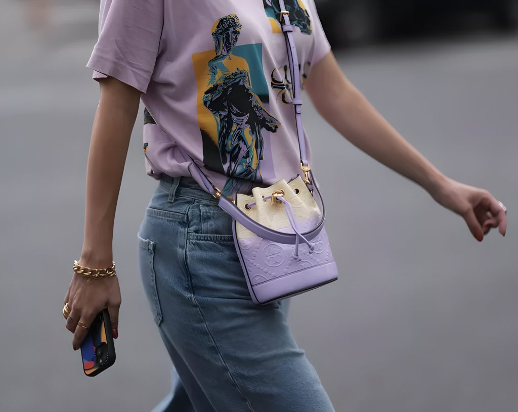 10 Styling Tips of Unconventional Graphic Tee Looks